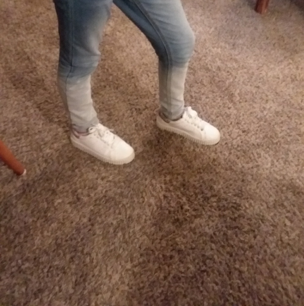 Tennis shoes